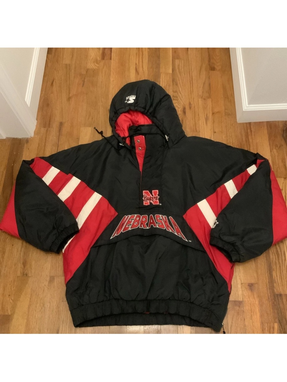 STARTER Nebraska Kids Hooded Puffer Jacket in Black & Red